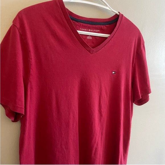 ✌️2/$10✌️ Tommy Hilfiger Men’s Deep Red V-Neck Tee w Logo – Size Medium GUC - Picture 3 of 10